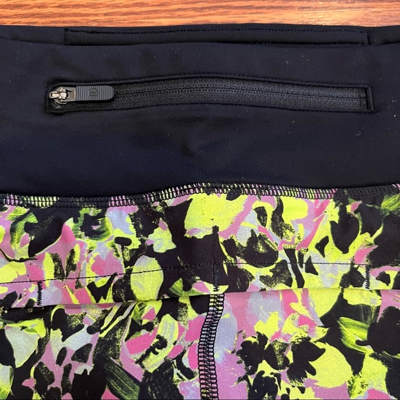 Lululemon Speed Up Low-Rise Lined Short 2.5” - Size 8 - Picture 3 of 5